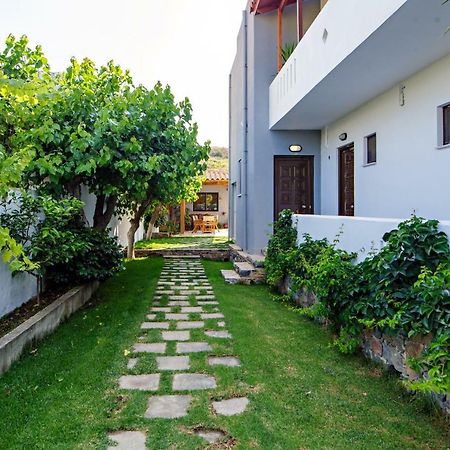 Irida Guesthouse By The Pool Плакиас Экстерьер фото
